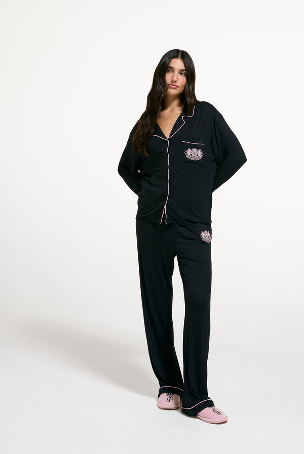 Displays a model wearing the Black 'Juicy' branded juicy dog crest pyjama set 