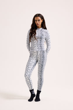 Displays a model wearing the ski snow leopard 'juicy' branded leggings 