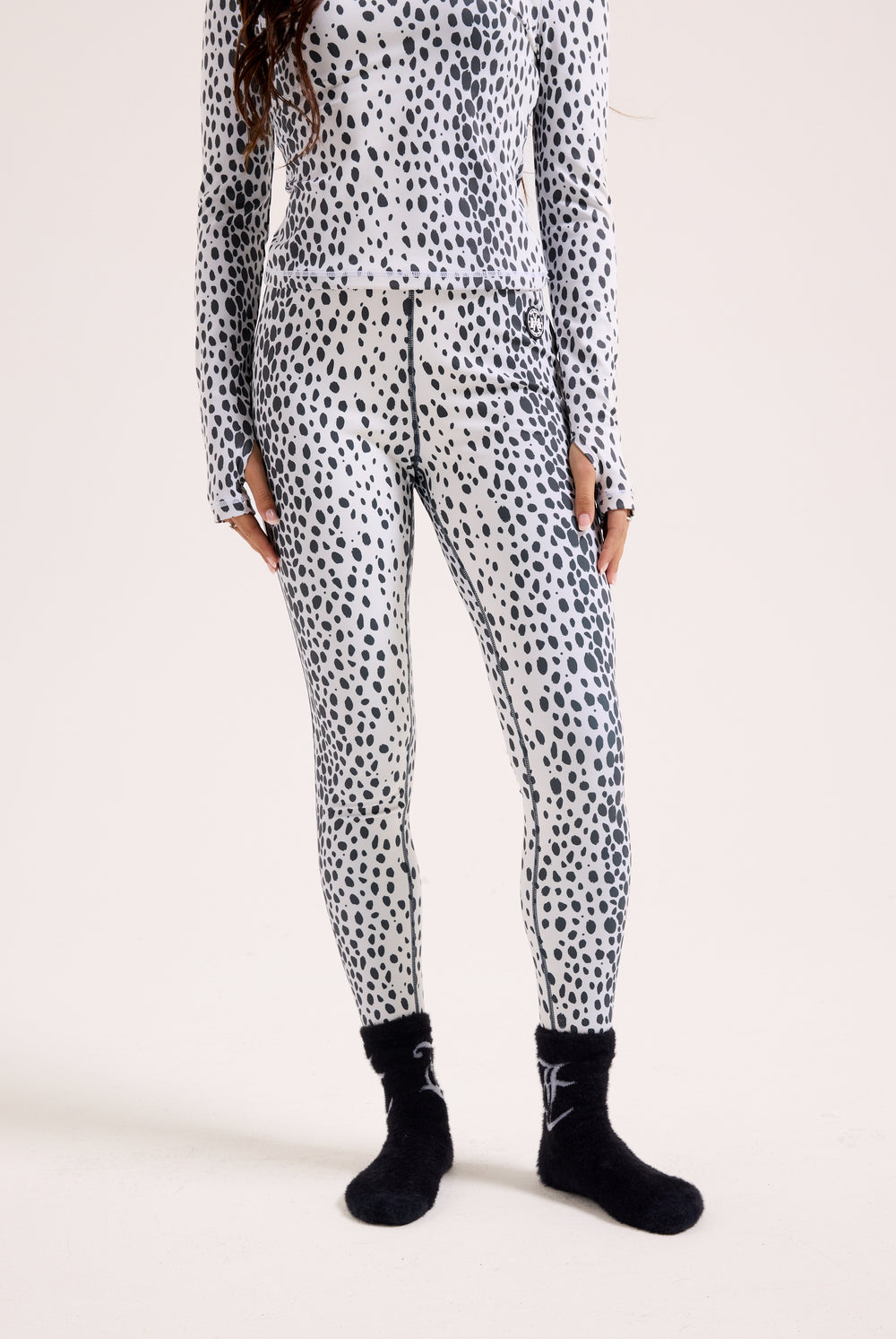 Displays a model wearing the ski snow leopard 'juicy' branded leggings 