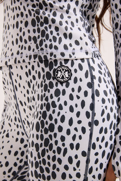 Displays a model wearing the ski snow leopard 'juicy' branded leggings 