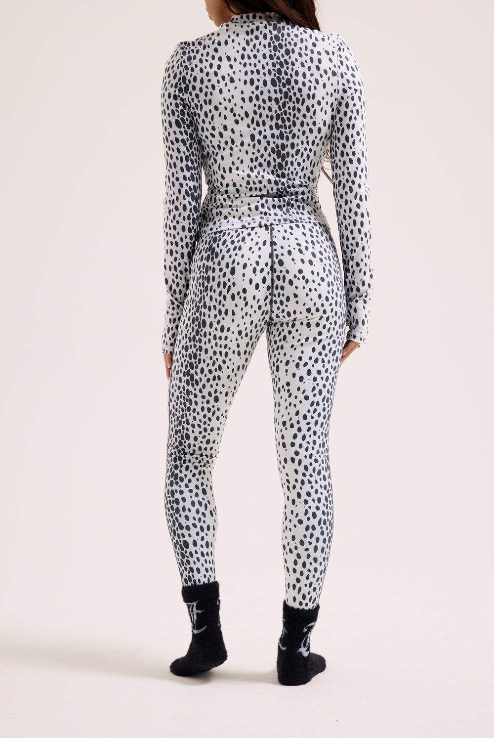 Displays a model wearing the ski snow leopard 'juicy' branded leggings 