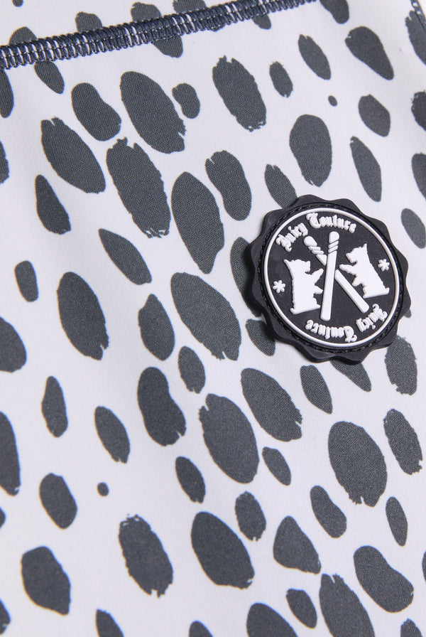 Displays a model wearing the ski snow leopard 'juicy' branded leggings featuring the juicy logo